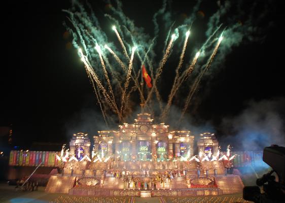 Đêm khai mạc Festival Huế 2014 rực rỡ sắc màu văn hóa Đông – Tây