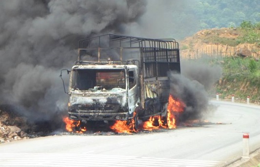 Quảng Bình: Xe ô tô bỗng nhiên bốc cháy trên Quốc lộ 12A