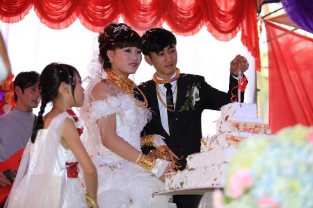 Miền Trung - Thêm đám cưới “khủng” với đầy vàng và siêu xe tại phố núi Hà Tĩnh