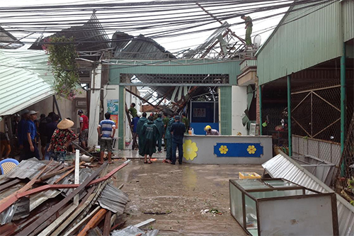 Miền Nam - Lốc xoáy kinh hoàng, hàng trăm căn nhà bị sập, tốc mái