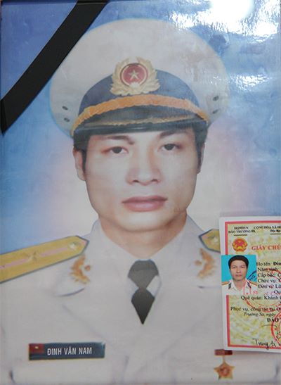 Chân dung Trung úy CN Đinh Văn Nam. Ảnh: H.H - media-thumb1382236574
