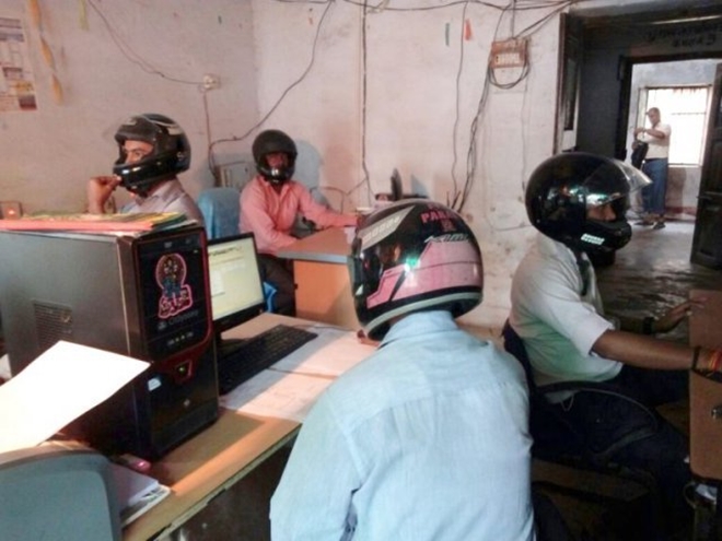Tin thế giới - Sợ trần nhà sập vào đầu, viên chức Ấn Độ đội mũ bảo hiểm tại văn phòng