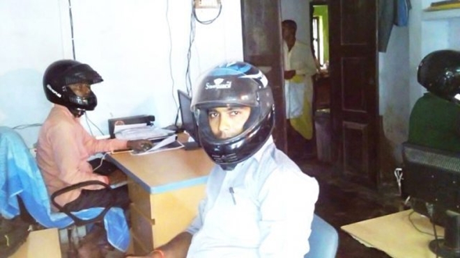 Tin thế giới - Sợ trần nhà sập vào đầu, viên chức Ấn Độ đội mũ bảo hiểm tại văn phòng (Hình 3).