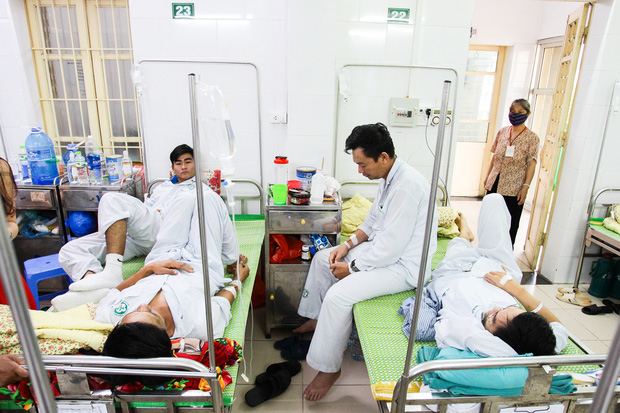 Sức khoẻ - Làm đẹp - Dồn dập bệnh nhân nhập viện do sốt xuất huyết: Giường bệnh thiếu, bác sĩ kiệt sức (Hình 3).