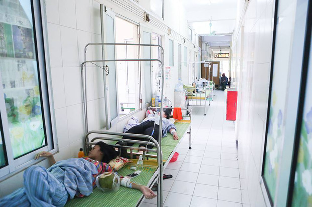 Sức khoẻ - Làm đẹp - Dồn dập bệnh nhân nhập viện do sốt xuất huyết: Giường bệnh thiếu, bác sĩ kiệt sức (Hình 10).