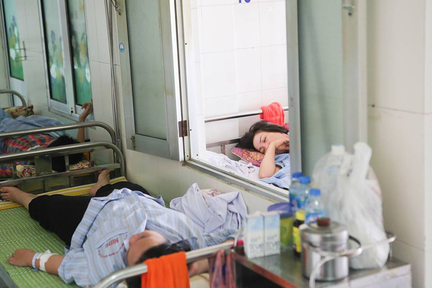 Sức khoẻ - Làm đẹp - Dồn dập bệnh nhân nhập viện do sốt xuất huyết: Giường bệnh thiếu, bác sĩ kiệt sức (Hình 13).