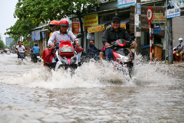 Tin trong nước - Đường Sài Gòn biến thành sông, người lớn vật lộn di chuyển, trẻ em vui đùa (Hình 2).