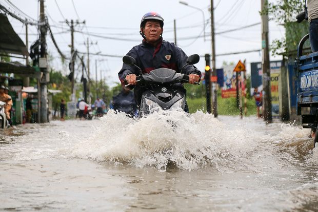Tin trong nước - Đường Sài Gòn biến thành sông, người lớn vật lộn di chuyển, trẻ em vui đùa (Hình 7).