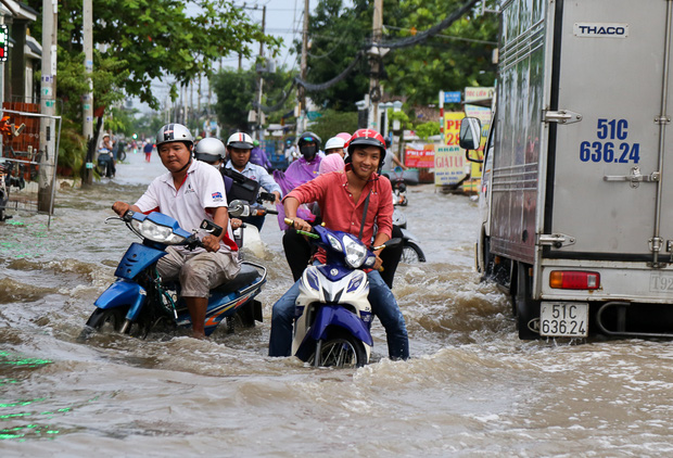 Tin trong nước - Đường Sài Gòn biến thành sông, người lớn vật lộn di chuyển, trẻ em vui đùa (Hình 10).
