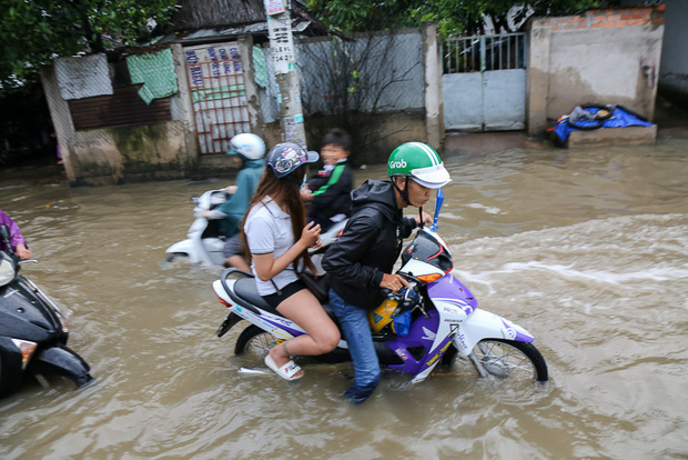 Tin trong nước - Đường Sài Gòn biến thành sông, người lớn vật lộn di chuyển, trẻ em vui đùa (Hình 5).