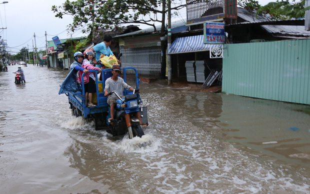 Tin trong nước - Đường Sài Gòn biến thành sông, người lớn vật lộn di chuyển, trẻ em vui đùa (Hình 4).