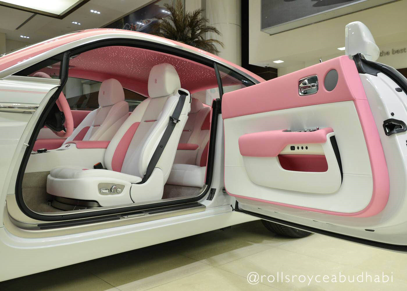 Tin tức - Ngắm Rolls-Royce Wraith phiên bản Barbie hồng “độc nhất vô nhị“ ở Abu Dhabi (Hình 2).