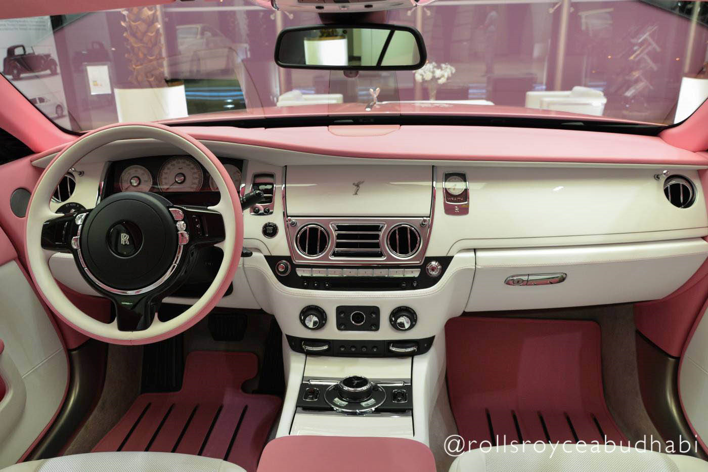 Tin tức - Ngắm Rolls-Royce Wraith phiên bản Barbie hồng “độc nhất vô nhị“ ở Abu Dhabi (Hình 3).