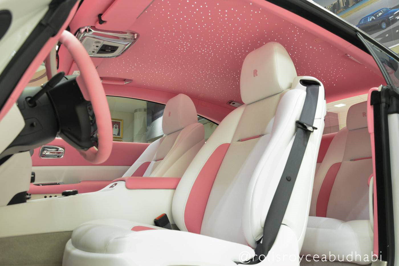 Tin tức - Ngắm Rolls-Royce Wraith phiên bản Barbie hồng “độc nhất vô nhị“ ở Abu Dhabi (Hình 4).