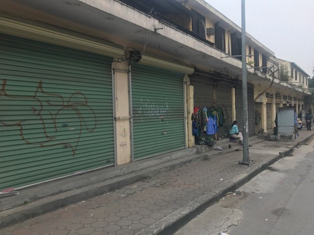 Tin tức - Phố đồ bảo hộ lao động cạnh ga Hà Nội đồng loạt đóng cửa (Hình 2).