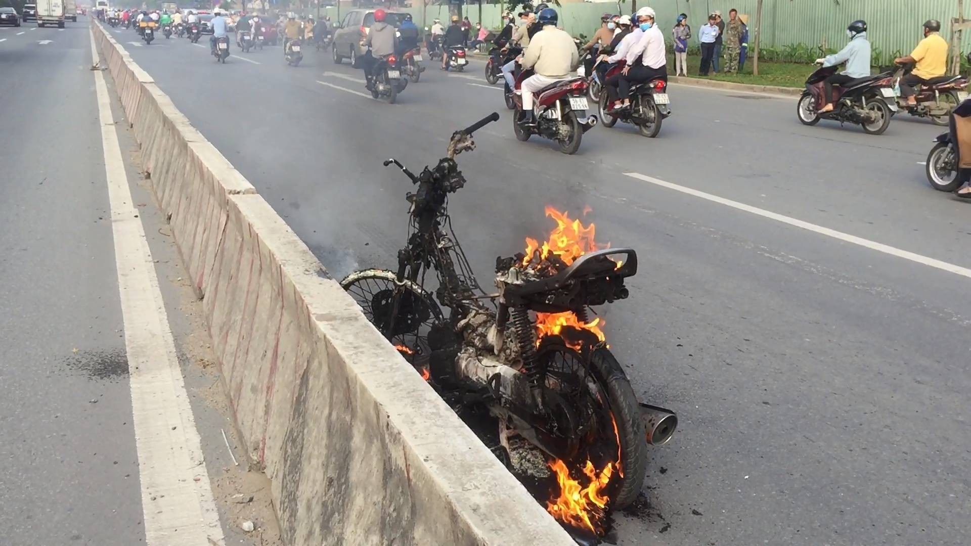 Tin tức - Clip: Xe máy bất ngờ bốc cháy ngùn ngụt trên Xa lộ Hà Nội