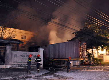  - Vụ cháy tại KCN Lê Minh Xuân: Có thể là do hóa chất tự bốc cháy