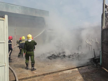 - Cháy lớn ở XN môi trường đô thị Đà Nẵng, nhiều người hoảng sợ (Hình 2).
