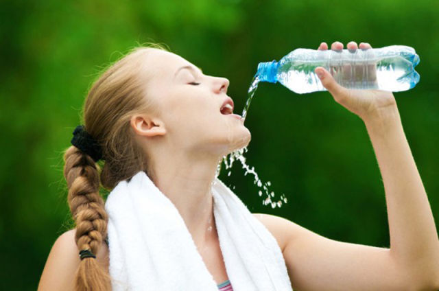 Sức khoẻ - Làm đẹp - Thói quen uống nước gây hại sức khỏe: Cần từ bỏ (Hình 3).
