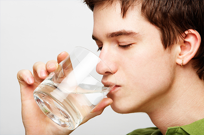 Sức khoẻ - Làm đẹp - Thói quen uống nước gây hại sức khỏe: Cần từ bỏ