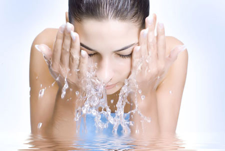 Sức khoẻ - Làm đẹp - Sai lầm nghiêm trọng khi rửa mặt vào mùa đông