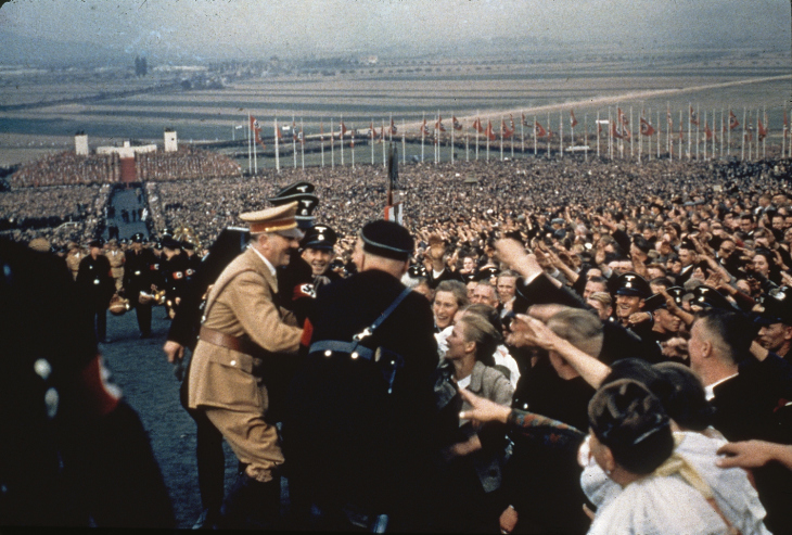Tôn thờ Hitler những bức ảnh tên bạo chúa giữa đám đông