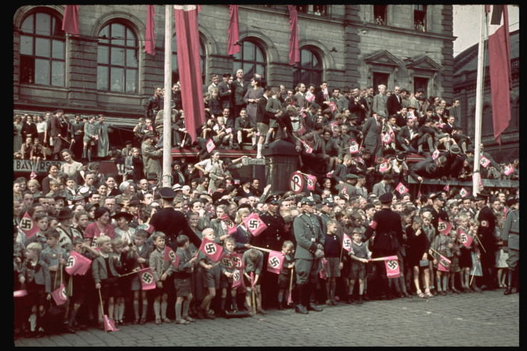 Tôn thờ Hitler những bức ảnh tên bạo chúa giữa đám đông-15
