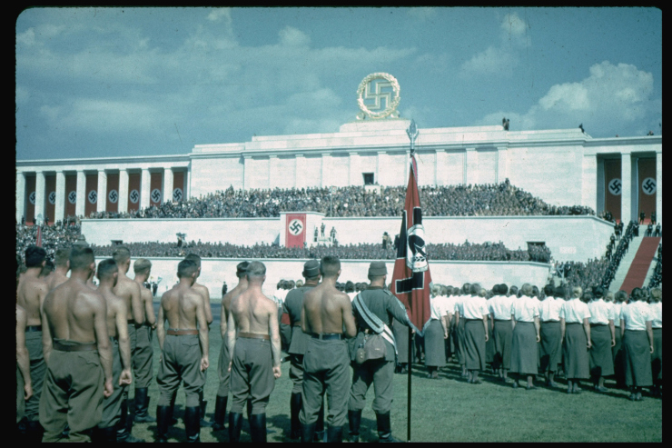 Tôn thờ Hitler những bức ảnh tên bạo chúa giữa đám đông-1