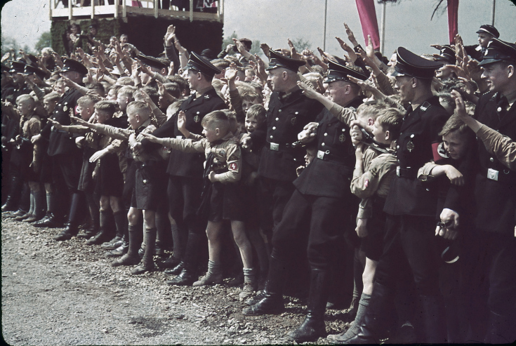 Tôn thờ Hitler những bức ảnh tên bạo chúa giữa đám đông-9