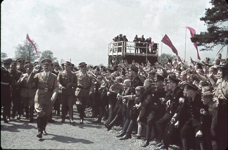 Tôn thờ Hitler những bức ảnh tên bạo chúa giữa đám đông-7