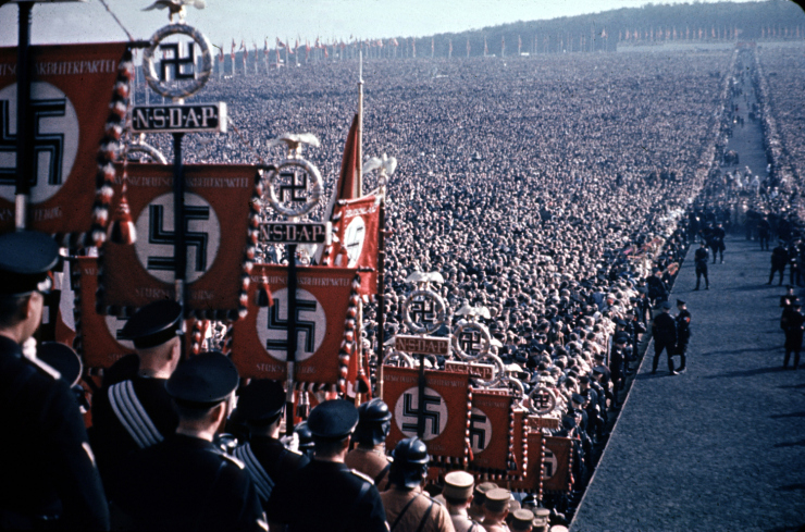 Tôn thờ Hitler những bức ảnh tên bạo chúa giữa đám đông-11
