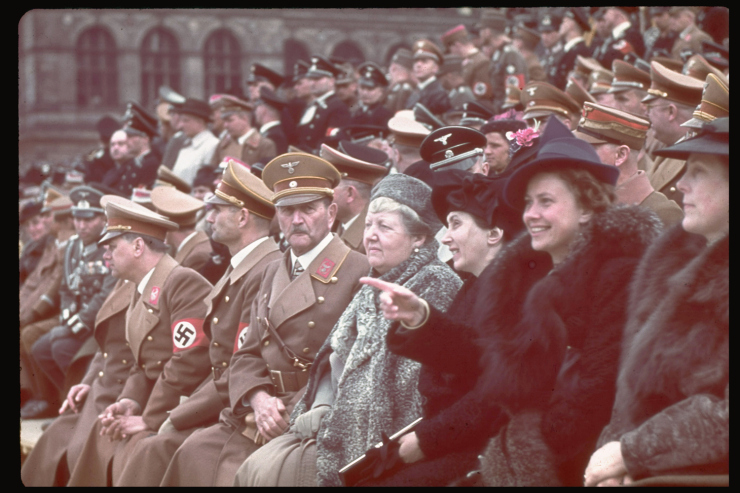Tôn thờ Hitler những bức ảnh tên bạo chúa giữa đám đông-12
