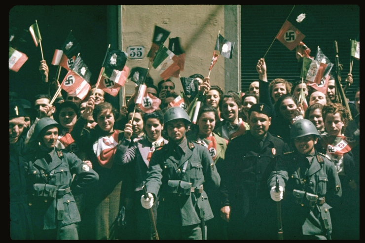 Tôn thờ Hitler những bức ảnh tên bạo chúa giữa đám đông-13
