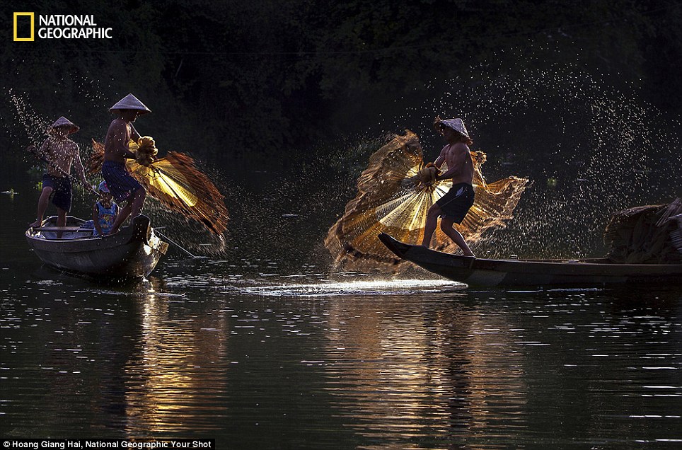 Cảnh ngư dân Việt Nam đánh cá trên tạp chí National Geographic