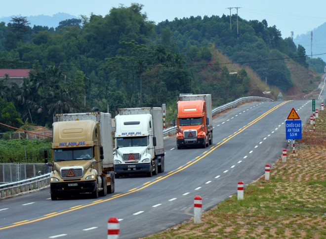 Cứu hộ 'chặt chém' trên tuyến cao tốc dài nhất Việt Nam