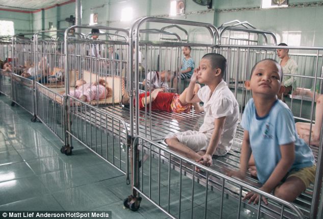 Tin thế giới - Hình ảnh trẻ em Việt Nam bị chất độc da cam lên báo Anh (Hình 3).