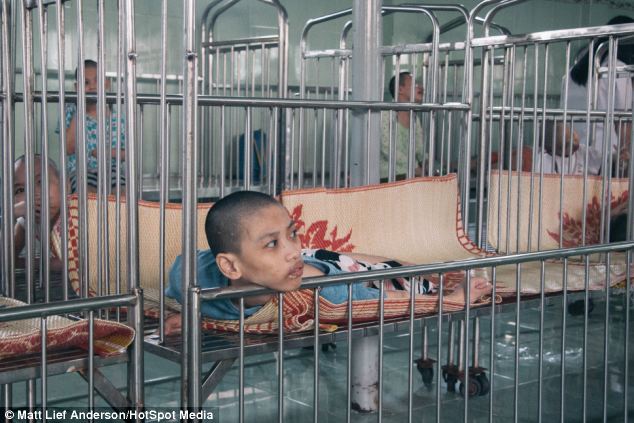 Tin thế giới - Hình ảnh trẻ em Việt Nam bị chất độc da cam lên báo Anh (Hình 4).