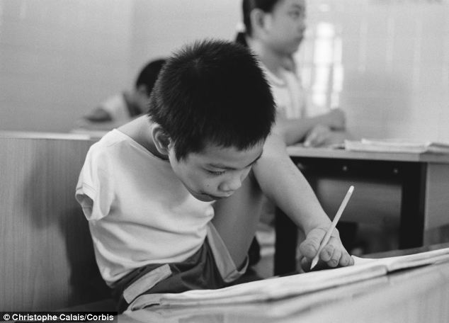 Tin thế giới - Hình ảnh trẻ em Việt Nam bị chất độc da cam lên báo Anh (Hình 6).