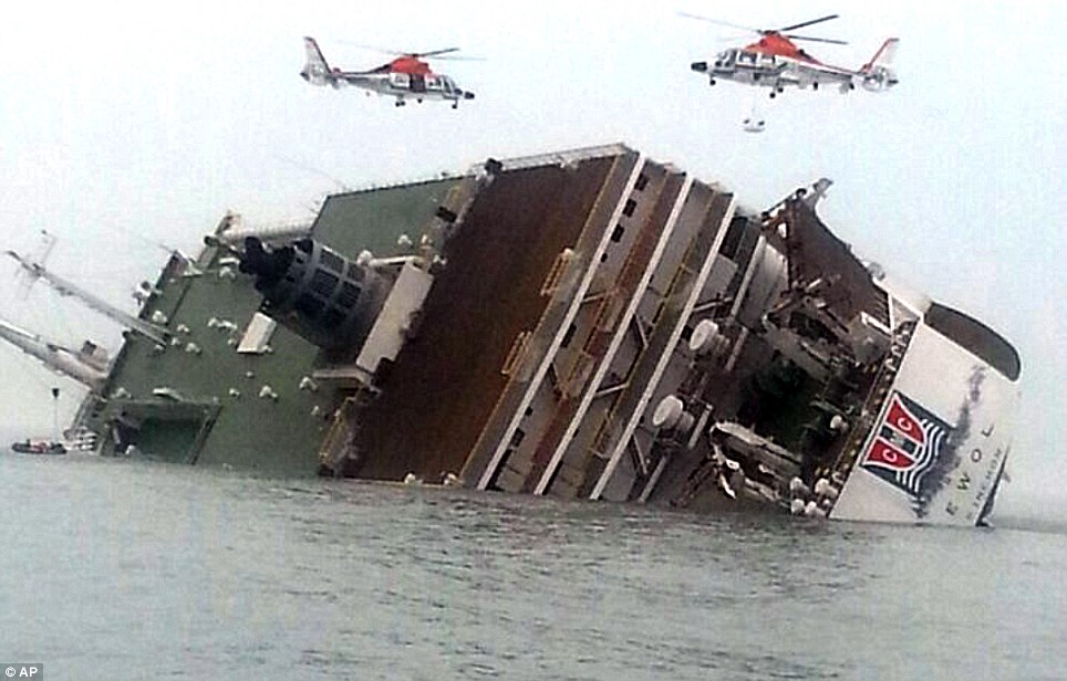  - Cận cảnh chìm tàu chở 476 người ở Hàn Quốc