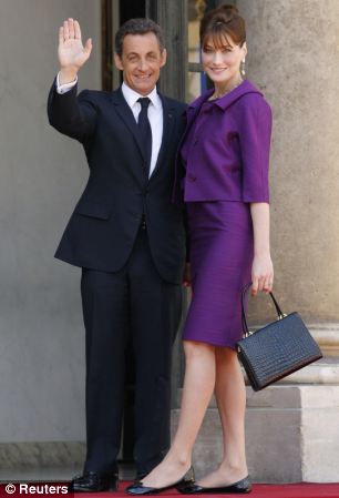 Cựu Tổng thống Sarkozy tán tỉnh bạn gái cũ của Hollande