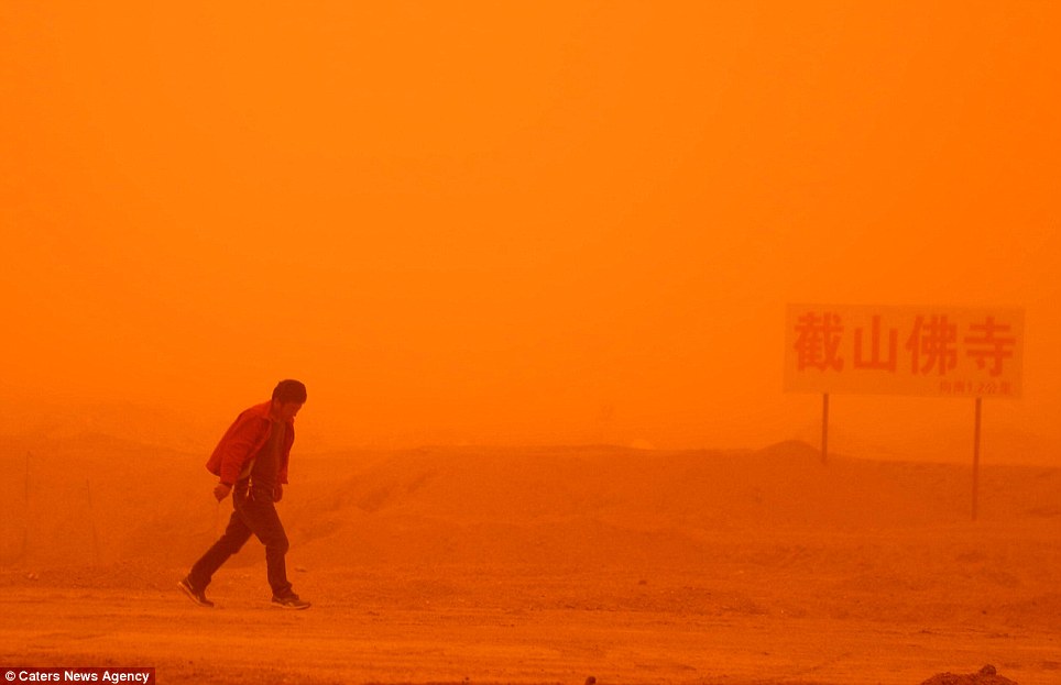  - Cận cảnh bão cát tấn công Trung Quốc (Hình 5).