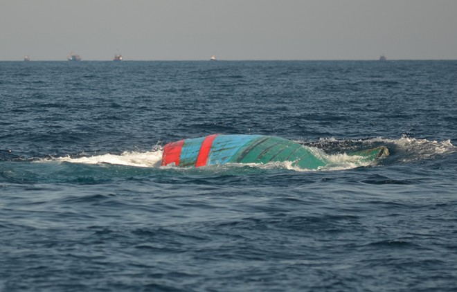 Tin tức - Tàu cá bị Trung Quốc đâm nửa chìm nửa nổi vào đảo Lý Sơn