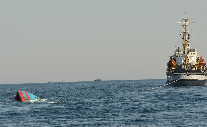 Tin tức - Tàu cá bị Trung Quốc đâm nửa chìm nửa nổi vào đảo Lý Sơn (Hình 2).