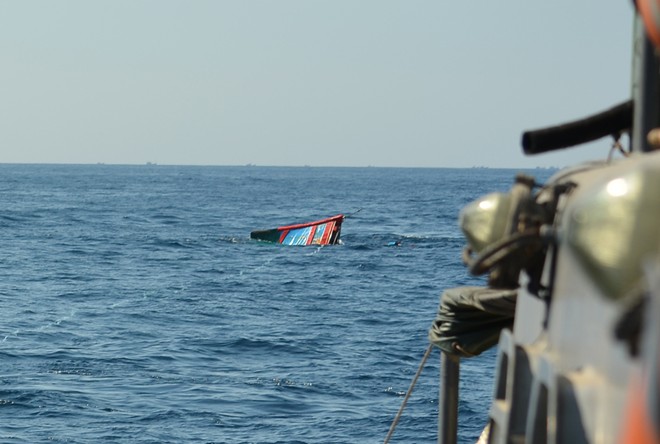 Tin tức - Tàu cá bị Trung Quốc đâm nửa chìm nửa nổi vào đảo Lý Sơn (Hình 3).