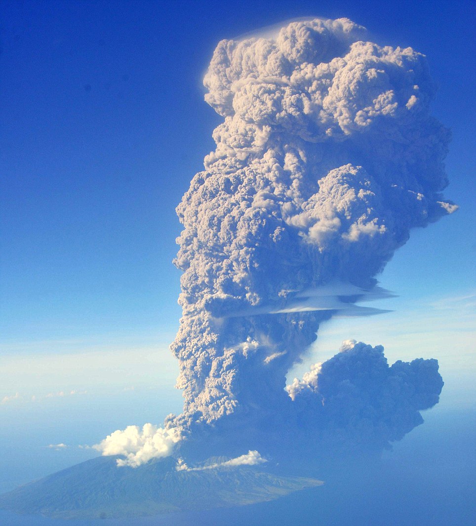 Cận cảnh núi lửa phun trào ở Indonesia