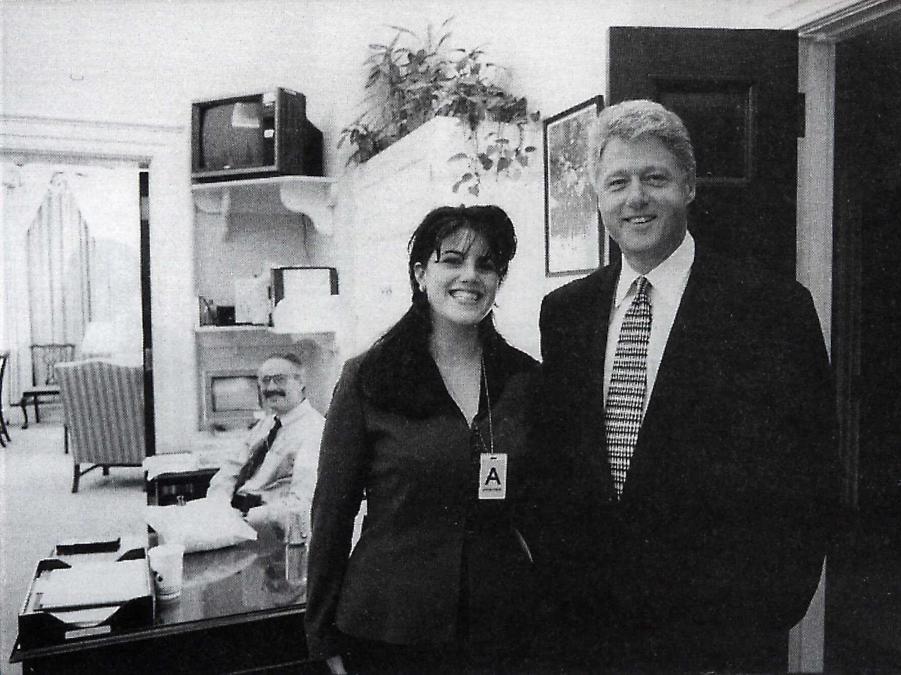  - Lewinsky tiết lộ cuộc tình với Tổng thống Bill Clinton (Hình 2).
