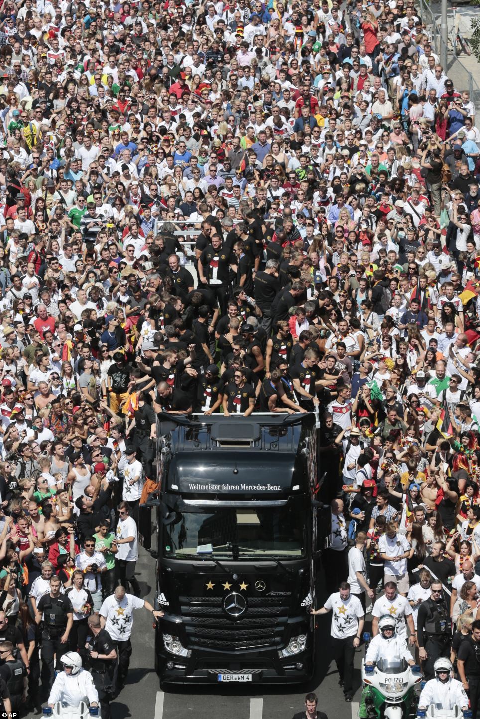 Hình ảnh nước Đức chào đón “cỗ xe tăng” toàn thắng về nước