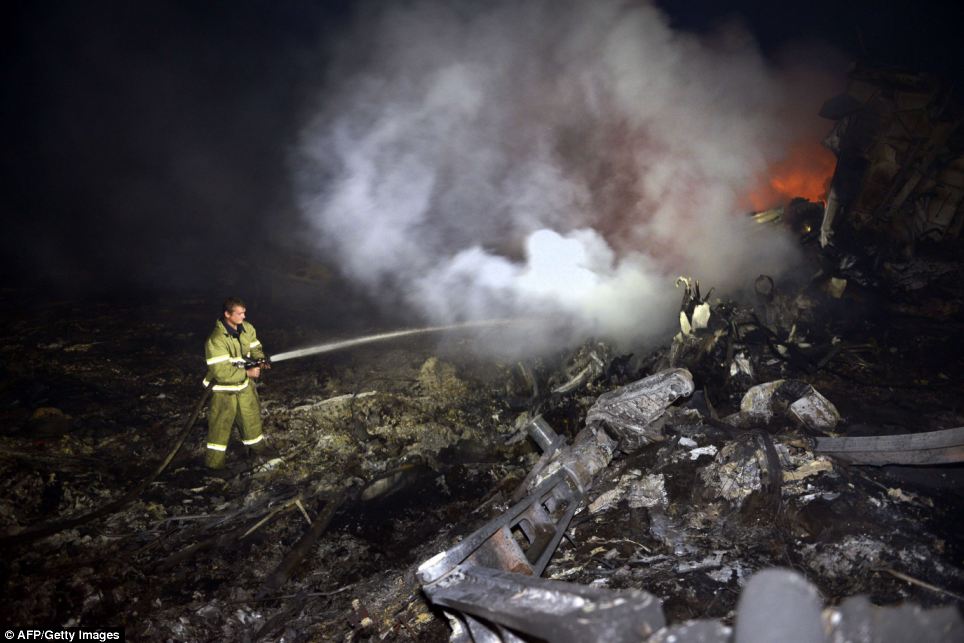  - Cận cảnh vụ rơi máy bay Malaysia, 295 người thiệt mạng (Hình 8).