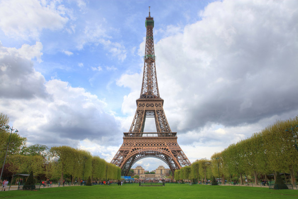  - Tháp Eiffel giá bao nhiêu?