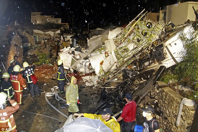  - Chùm ảnh hiện trường rơi máy bay ATR-72 ở Đài Loan